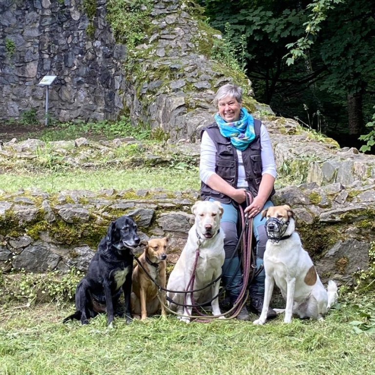 Hanne Schirmer mit ihren Hunden