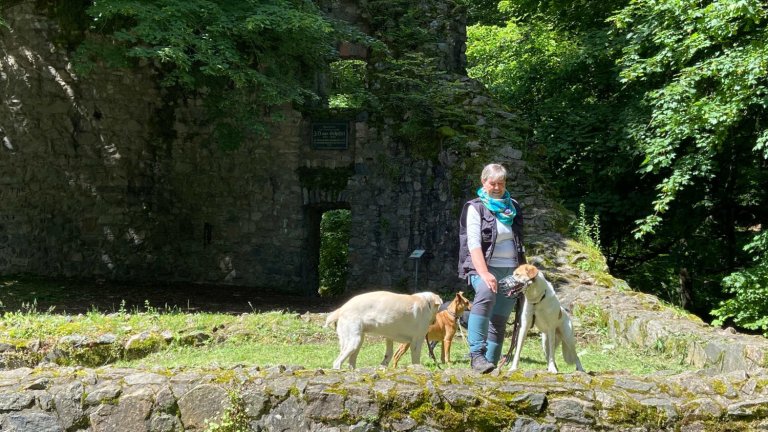 Hanne Schirmer mit Hunden vor der Ruine Rodenstein